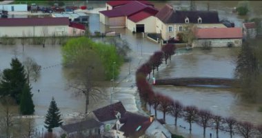 Burgundy, Fransa 'da doğal afet. Yonne departmanındaki bir şehri su bastı. Fransa 'nın merkezindeki sellerin havadan görüntüsü. Chablis kasabasında Yonne Nehri sel altında. 2024 ilkbahar seli.