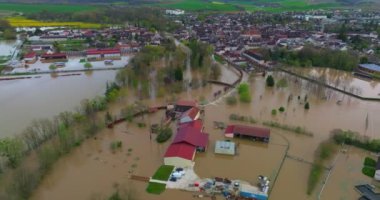 Burgundy, Fransa 'da doğal afet. Yonne departmanındaki bir şehri su bastı. Fransa 'nın merkezindeki sellerin havadan görüntüsü. Chablis kasabasında Yonne Nehri sel altında. 2024 ilkbahar seli.