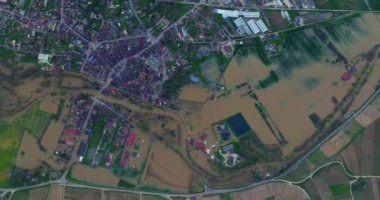 Burgundy, Fransa 'da doğal afet. Yonne departmanındaki bir şehri su bastı. Fransa 'nın merkezindeki sellerin havadan görüntüsü. Chablis kasabasında Yonne Nehri sel altında. 2024 ilkbahar seli.