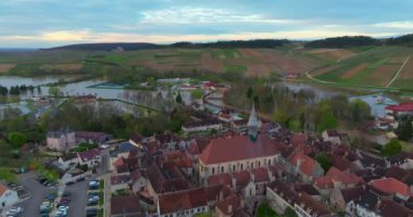 Burgundy, Fransa 'da doğal afet. Yonne departmanındaki bir şehri su bastı. Fransa 'nın merkezindeki sellerin havadan görüntüsü. Chablis kasabasında Yonne Nehri sel altında. 2024 ilkbahar seli.