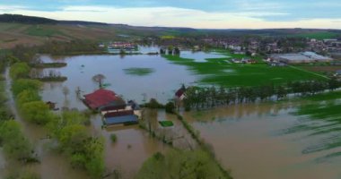 Burgundy, Fransa 'da doğal afet. Yonne departmanındaki bir şehri su bastı. Fransa 'nın merkezindeki sellerin havadan görüntüsü. Chablis kasabasında Yonne Nehri sel altında. 2024 ilkbahar seli.