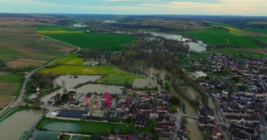 Fransa 'daki sellerin havadan görüntüsü. Yonne Nehri sel altında. Doğal afet. Fransız Bölümü 'ndeki bir şehri su bastı. Chablis kasabasını su bastı. Fransa 'da bahar seli.