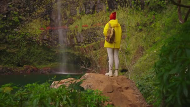 Wanderin Gelbem Regenmantel Der Nähe Von Wasserfällen Hochland Genießt Natur — Stockvideo