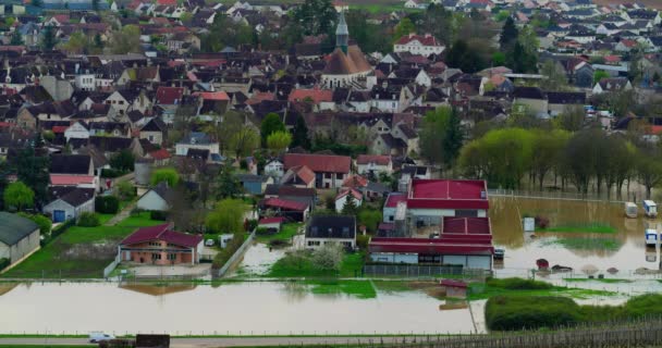 法国勃艮第的自然灾害 Yonne省的一个城市被水淹没了 法国中部的洪水 Yonne河在Chablis镇泛滥2024年春季洪水 — 图库视频影像
