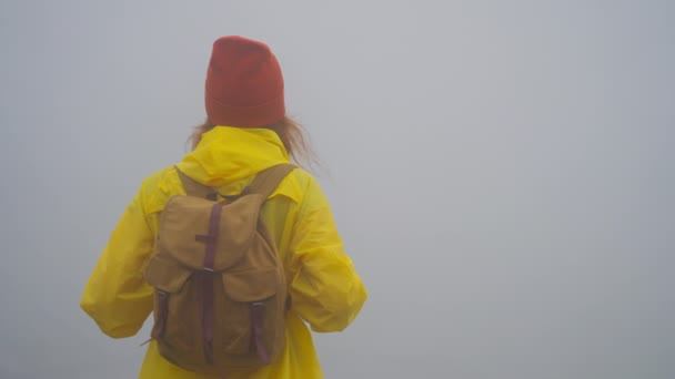 Mujer Excursionista Viajero Impermeable Amarillo Niebla Disfruta Naturaleza Vida Viajar — Vídeo de stock