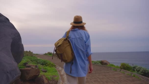 Câmera Segue Mulher Caminhante Com Mochila Viajante Caminhante Gosta Natureza — Vídeo de Stock