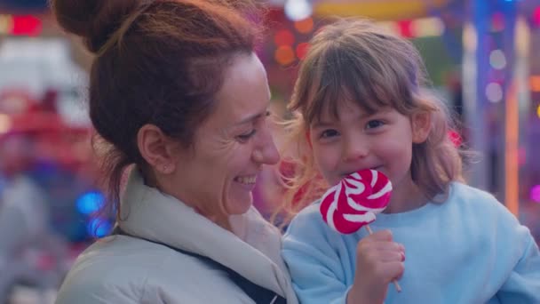 Maman Tient Embrasse Petite Fille Qui Mange Gros Bonbon Dans — Video