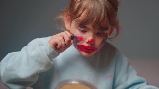 Κοριτσάκι Έβαψε Χείλη Της Κόκκινο Κραγιόν Στον Καθρέφτη Ένα Όμορφο — Αρχείο Βίντεο