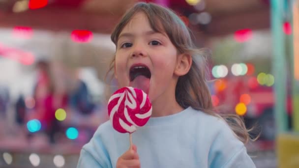 Щаслива Усміхнена Маленька Дівчинка Парку Розваг Дитина Великими Цукерками Паличці — стокове відео