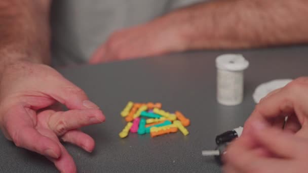 Masada Oturan Yaşlı Bir Çift Bir Taşınabilir Glukometre Değiştirilebilir Iğneler — Stok video