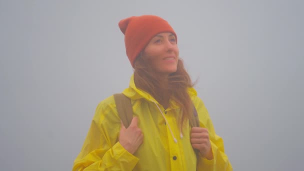 Retrato Mujer Viajando Niebla Naturaleza Paz Calma Relájese Libertad Cara — Vídeos de Stock
