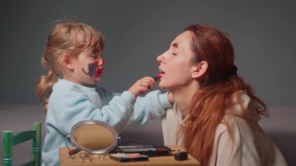Mała Dziewczynka Nakłada Makijaż Matce Czas Spędzony Dzieckiem — Wideo stockowe