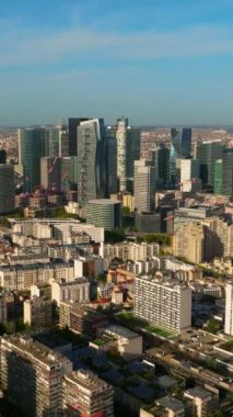 Dikey video. Paris şehri modern bölge savunmasının hava ve panorama manzarası. Eski ve modern turistik yapıların en iyi insansız hava aracı görüntüsü. PARIS, FRANSA.