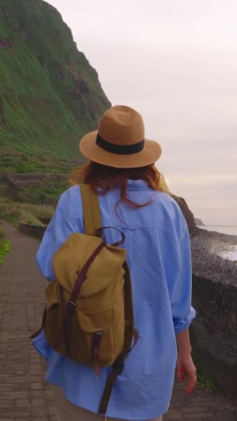 Κάθετο Βίντεο Κάμερα Ακολουθεί Γυναίκα Πεζοπόρος Σακίδιο Ταξιδιώτης Απολαμβάνει Φύση — Αρχείο Βίντεο