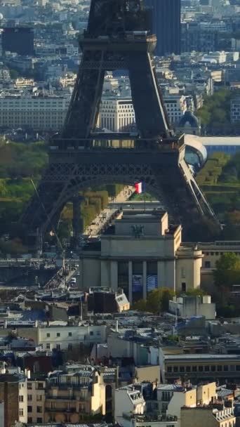 埃菲尔铁塔故事和卷轴的垂直镜头 法国著名的巴黎艾菲尔铁塔 法国巴黎塔楼的时间流逝 — 图库视频影像