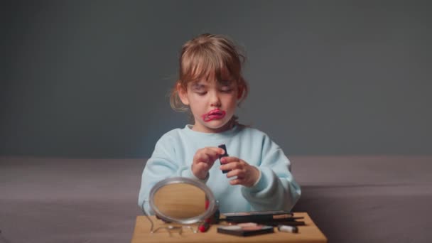 Μικρό Όμορφο Κορίτσι Ανοίγει Κραγιόν Και Προσπαθεί Βάλει Στα Χείλη — Αρχείο Βίντεο