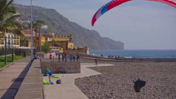 フンチャルの海岸では パラグライダーはビーチで終わります マデイラ ポルトガル — ストック動画