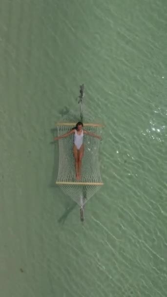 Vídeo Vertical Vista Aérea Mujer Joven Hamaca Disfrutando Vacaciones Tropicales — Vídeos de Stock