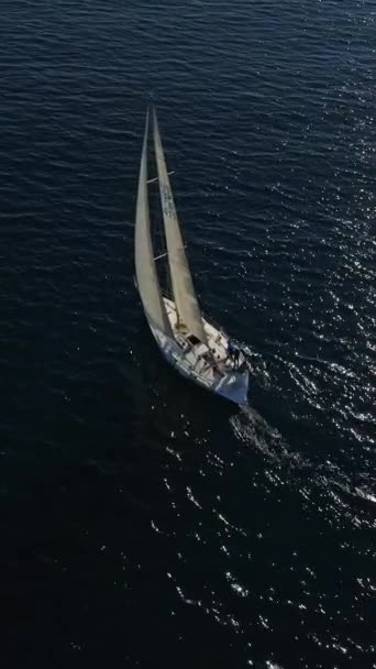 Создание Воздушного Снимка Белой Яхты Парусами Лучах Заходящего Солнца Блеск — стоковое видео