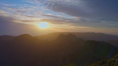 Pico Ruivo, Madeira Adası üzerinde sihirli bir günbatımı manzarası. Portekiz.