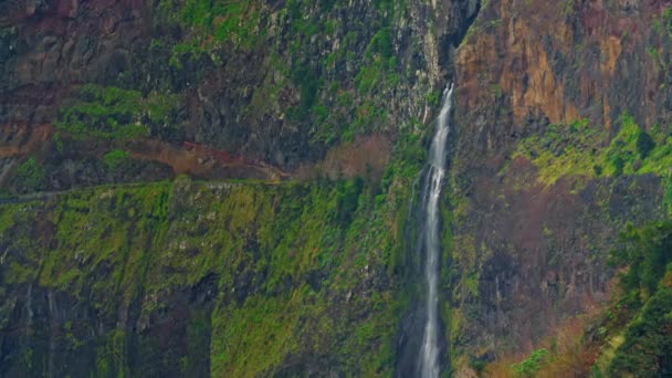 Pittoresk Utsikt Över Vattenfallet Vid Miradouro Veu Noiva Madeira Portugal — Stockvideo