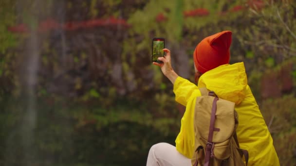 Sarı Ceketli Sırt Çantalı Bir Kız Gezgin Güzel Erişilmez Bir — Stok video