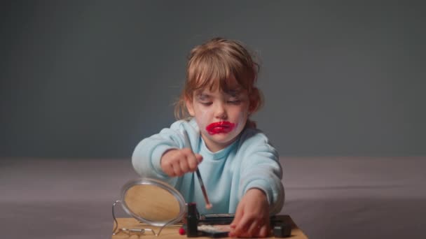 Une Jolie Petite Fille Assise Devant Miroir Tente Maquiller Plongeant — Video