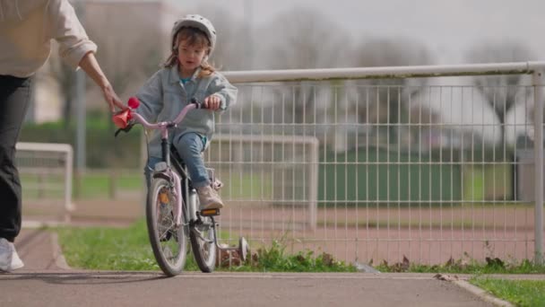 Menina Pedalando Parque Com Mãe Cuidadosa Que Está Ensinando Andar — Vídeo de Stock