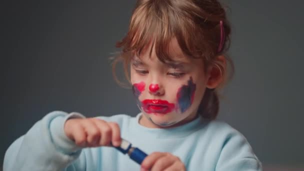 Portrait Petite Fille Mignonne Maquille Avec Des Cosmétiques Pour Adultes — Video