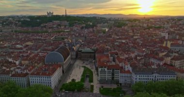 Lyon tarihi şehir merkezinde hava araçlarının video görüntüleri var. Sıcak bir yaz akşamı. Lyon Fransa 'nın güneş ışığı havası. Fransa, Avrupa 'da ünlü turist tatil beldesi.