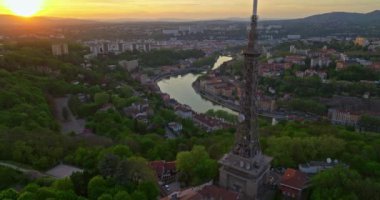 Lyon tarihi şehir merkezinde hava araçlarının video görüntüleri var. Sıcak bir yaz akşamı. Lyon Fransa 'nın güneş ışığı havası. Fransa, Avrupa 'da ünlü turist tatil beldesi.