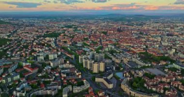 Fransa, Clermont-Ferrand Kilisesi, İHA 'dan hava görüntüsü. Montlucon 'un orta Fransa' daki insansız hava aracı görüntüsü. Montlucon, Allier departmanındaki en büyük komün. Fransız şehrinin bir panoraması..