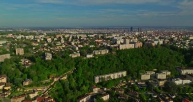 Lyon tarihi şehir merkezinde hava araçlarının video görüntüleri var. Sıcak bir yaz akşamı. Lyon Fransa 'nın güneş ışığı havası. Fransa, Avrupa 'da ünlü turist tatil beldesi.