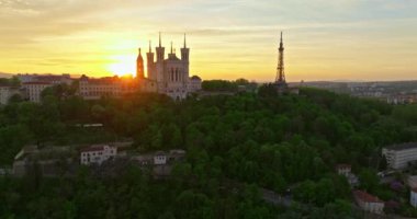 Lyon tarihi şehir merkezinde hava araçlarının video görüntüleri var. Sıcak bir yaz akşamı. Lyon Fransa 'nın güneş ışığı havası. Fransa, Avrupa 'da ünlü turist tatil beldesi.