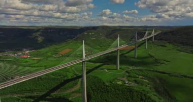 Millau Viaduct dünyanın en yüksek ulaşım köprüsü. İlkbaharda Millau Viyadük 'ünün insansız hava aracı çekimi, Güney Fransa' daki Tarn vadisinde. Millau Viyadük 'ünün hava görüntüsü.