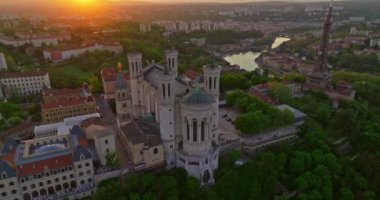 Lyon tarihi şehir merkezinde hava araçlarının video görüntüleri var. Sıcak bir yaz akşamı. Lyon Fransa 'nın güneş ışığı havası. Fransa, Avrupa 'da ünlü turist tatil beldesi.