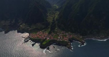 Atlantik Okyanusu 'nun güzel adası Madeira' daki küçük Seixal kasabasından inanılmaz güzel bir manzara..