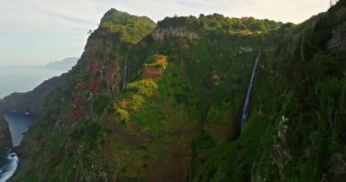 Portekiz Madeira 4k hava seyahet videosu arka planı. Dağlık yeşil yamaçtan uçarak. Yüksek kalite 4k görüntü