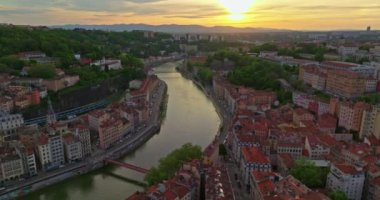 Lyon tarihi şehir merkezinde hava araçlarının video görüntüleri var. Sıcak bir yaz akşamı. Lyon Fransa 'nın güneş ışığı havası. Fransa, Avrupa 'da ünlü turist tatil beldesi.