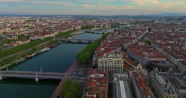 Lyon tarihi şehir merkezinde hava araçlarının video görüntüleri var. Sıcak bir yaz akşamı. Lyon Fransa 'nın güneş ışığı havası. Fransa, Avrupa 'da ünlü turist tatil beldesi.