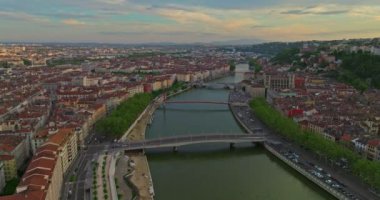 Lyon tarihi şehir merkezinde hava araçlarının video görüntüleri var. Sıcak bir yaz akşamı. Lyon Fransa 'nın güneş ışığı havası. Fransa, Avrupa 'da ünlü turist tatil beldesi.