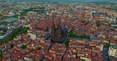 Fransa, Clermont-Ferrand Kilisesi, İHA 'dan hava görüntüsü. Montlucon 'un orta Fransa' daki insansız hava aracı görüntüsü. Montlucon, Allier departmanındaki en büyük komün. Fransız şehrinin bir panoraması..