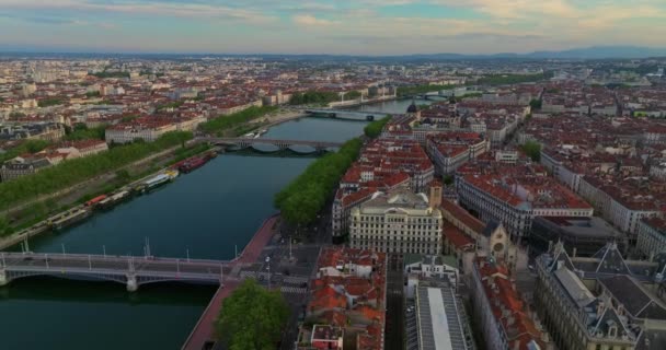 リヨンの歴史的な市内中心部は 通り空中ドローンビデオ映像を備えています 暖かい夏の夜でした サンライト リヨン空中リヨン フランス フランス ヨーロッパの有名な観光休暇の目的地 — ストック動画