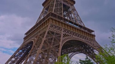 Fransa 'nın başkenti Paris' in merkez bölgesinde bir Fransız simgesi. 2024 'te Eyfel Kulesi' ni yeniledim. Paris 'te turistik bir yer. Eyfel Kulesi 'nin alçak açılı görüntüsü.