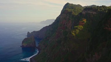 Portekiz Madeira 4k hava seyahet videosu arka planı. Dağlık yeşil yamaçtan uçarak. Yüksek kalite 4k görüntü