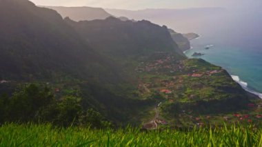 Portekiz Madeira 4k hava seyahet videosu arka planı. Dağlık yeşil yamaçtan uçarak. Yüksek kalite 4k görüntü