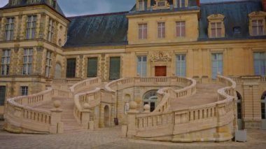 Fontainebleau Kalesi 'nin havadan görünüşü ve Kral' ın merdivenleri. Fransa 'daki Royal Chateau de Fontainebleau, 8. Louis' den III. Napolyon 'a kadar Fransız hükümdarlarının evi..