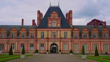 Fontainebleau Kalesi 'nin havadan görünüşü ve Kral' ın merdivenleri. Fransa 'daki Royal Chateau de Fontainebleau, 8. Louis' den III. Napolyon 'a kadar Fransız hükümdarlarının evi..