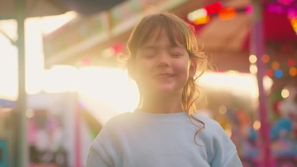Κοντινό Πορτραίτο Του Χαρούμενου Κοριτσάκι Που Σκουραίνει Από Γέλιο Παιδί — Αρχείο Βίντεο