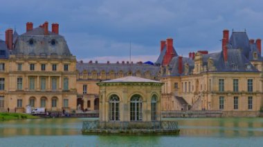Fontainebleau Kalesi 'nin havadan görünüşü ve Kral' ın merdivenleri. Fransa 'daki Royal Chateau de Fontainebleau, 8. Louis' den III. Napolyon 'a kadar Fransız hükümdarlarının evi..